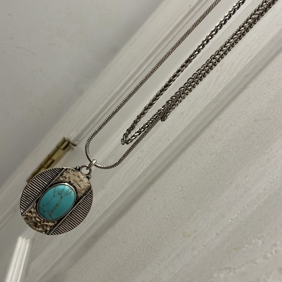 Fashion ring size 8 and fashion necklace - Picture 2 of 3